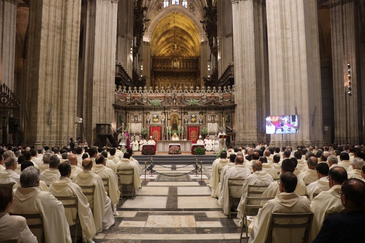 ArzobispoSaiz's tweet photo. #MisaCrismalSevilla2026

En esta mañana, el clero de Sevilla se pone ante el Señor con el corazón abierto. Traemos nuestras fatigas y alegrías, nuestras pobrezas y esperanzas, los frutos apostólicos y también las heridas del camino. Pero lo decisivo es la fidelidad de Cristo, que no retira sus dones y que sostiene a sus ministros con la gracia del Espíritu Santo.