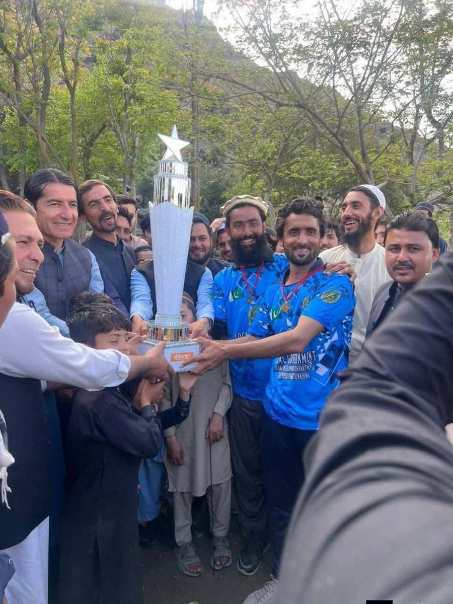 hadikhanbj's tweet photo. سابقہ امیدوار حلقہ پی کے 22، ملک راحت اللہ کا ڈوڈا  کرکٹ فائنل میچ میں بطور مہمانِ خصوصی شرکت ۔ اس موقع پر انہوں نے شاندار ایونٹ کے انعقاد پر منتظمین اور عوام کا تہہ دل سے شکریہ ادا کیا۔
@PTIKPOfficial 
@PTIofficial 
@PTIOfficialISB 
@SaraMirGilgity 
@PTIGBOfficial https://t.co/NjrWd9ZZT8