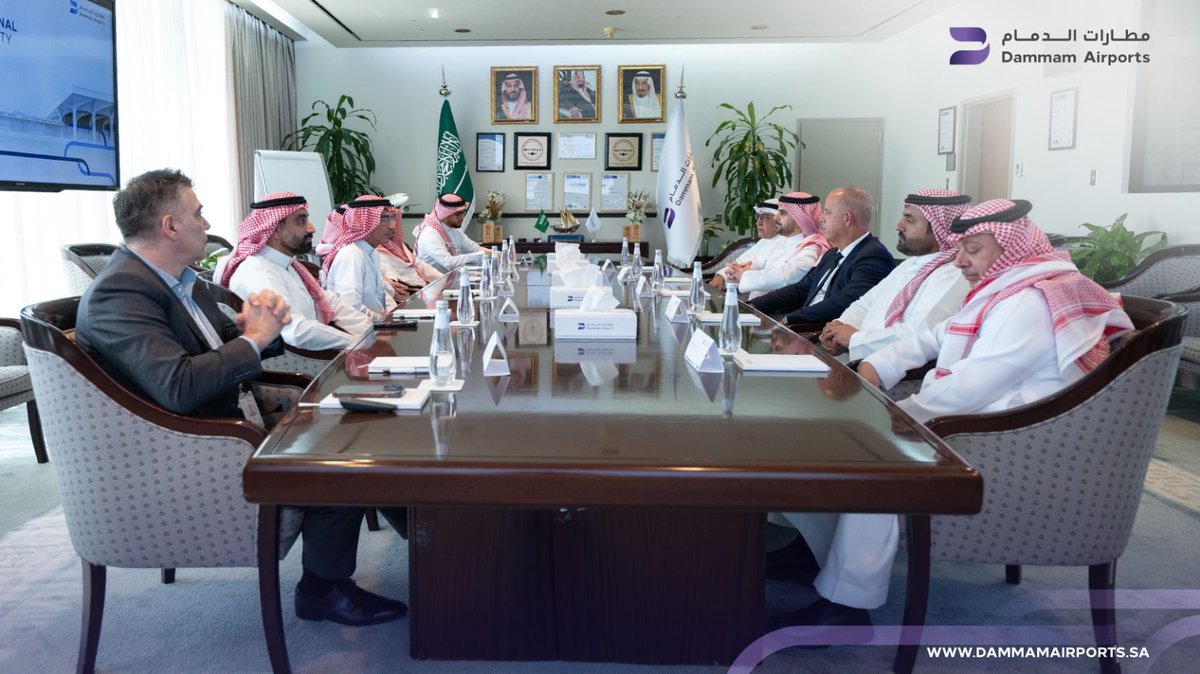 DACOKSA's tweet photo. استقبل سعادة رئيس مجلس مديري #مطارات_الدمام، م. سفيان بن زامل الزامل، والرئيس التنفيذي م. محمد بن علي الحسني، اليوم وفداً رفيع المستوى من قيادات مجموعة طيران الخليج @GulfAir، برئاسة أ. خالد بن حسين تقي رئيس مجلس الإدارة، والسيد مارتن غاس الرئيس التنفيذي للمجموعة، و أ. أحمد جناحي القائم بأعمال الرئيس التنفيذي لشركة مطار البحرين @BahrainAirport.
وتأتي هذه الزيارة في سياق تعزيز الشراكة الاستراتيجية بين الجانبين، حيث ناقش الطرفان سبل تعميق التكامل التشغيلي وتوسيع مجالات التعاون المشترك، بما يدعم كفاءة الربط الجوي ويرتقي بتجربة المسافرين، إلى جانب الإسهام في دفع نمو قطاع الطيران على مستوى المنطقة.