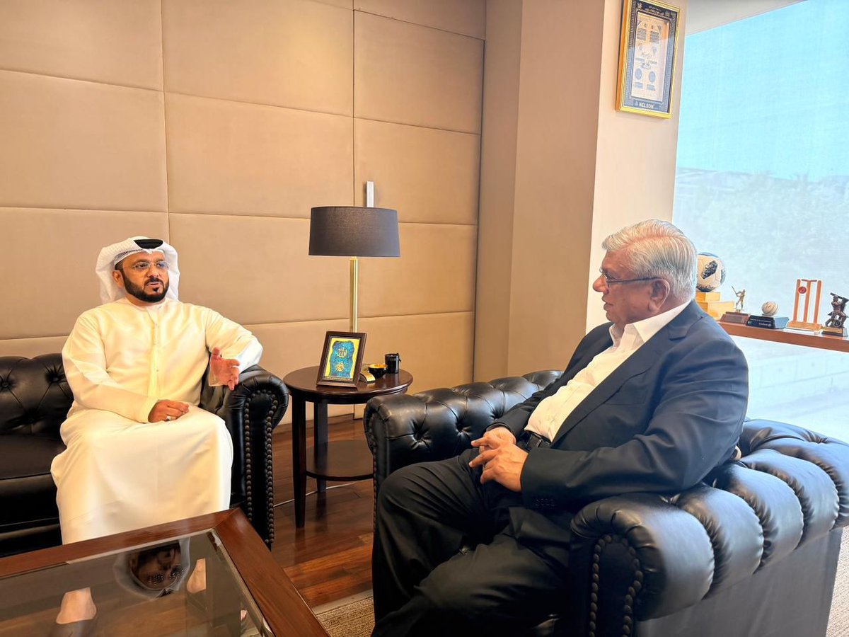 التقى سعادة الدكتور بخيت عتيق الرميثي القنصل العام لدولة #الإمارات العربية المتحدة في #كراتشي السيدعارف حبيب رئيس مجموعة عارف حبيب لبحث سبل تعزيز التعاون الاستثماري. وركز اللقاء على استكشاف الفرص التجارية وتعزيز العلاقات الاقتصادية بين دولة الإمارات العربية المتحدة وجمهورية