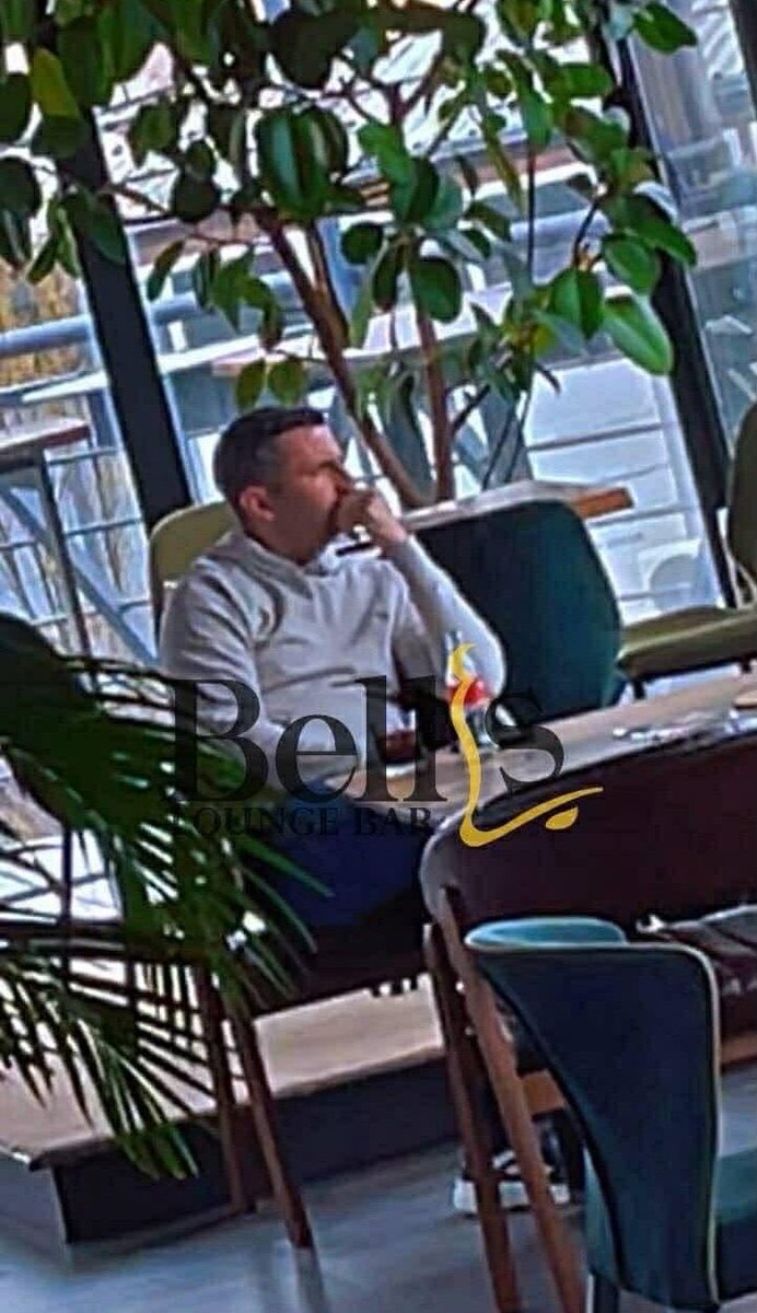 شوهد الحكم مايكل أوليفر صباح اليوم في أحد مقاهي كوسوفو وهو يستمتع بقهوة 'الماكياتو'. ☕️