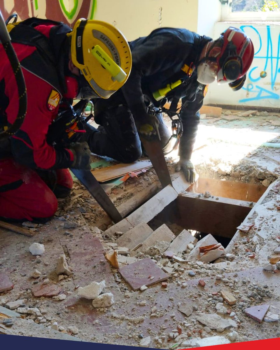 EntenteValabre's tweet photo. Retour sur le stage #SDE2, organisé en partenariat avec le @Pompiers_13, qui s’est tenu en deux sessions : du 13 au 20 mars puis du 23 au 27 mars. La promotion était composée de 9 stagiaires, issus de différents territoires : Sécurité civile de Belgique @ADCV_DGSC, #SDIS13, @Pompiers04, @SDIS66, @SDIS54 et @SIS_2A.

Le but de cette formation était de préparer les stagiaires à assurer des fonctions de chef d’unité en sauvetage-déblaiement (USAR). Tous les stagiaires ont validé les modules Chef d’unité et sauvetage-déblaiement. Ils sont désormais aptes à commander une unité #USAR et à coordonner jusqu’à 3 binômes en intervention