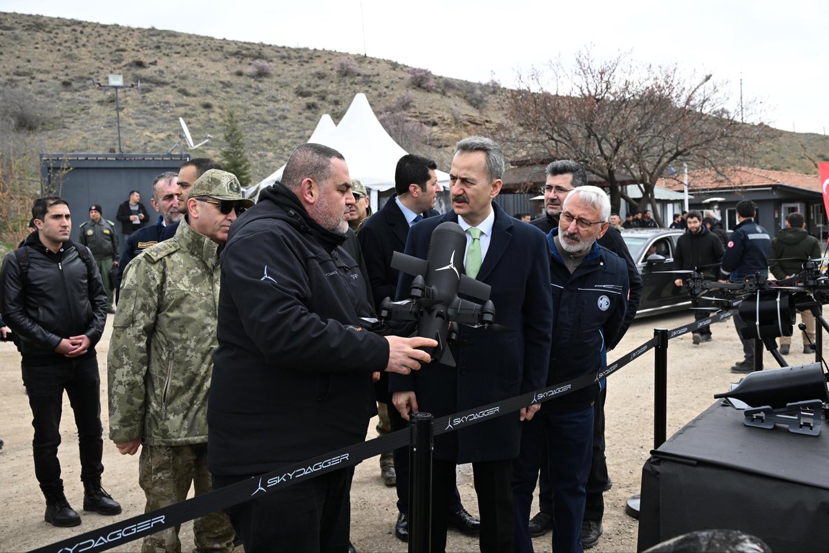 📍 Kırıkkale  | 🚀🛡️

SKY DAGGER tarafından gerçekleştirilen dron gösterim faaliyetlerini yerinde inceleyerek gelişmelere ilişkin değerlendirmelerde bulunduk.

Sky Dagger ile yeni bir hikâye yazacağımıza inanıyoruz; zira bu yapı yalnızca mevcut ihtiyaçlara cevap veren bir sistem