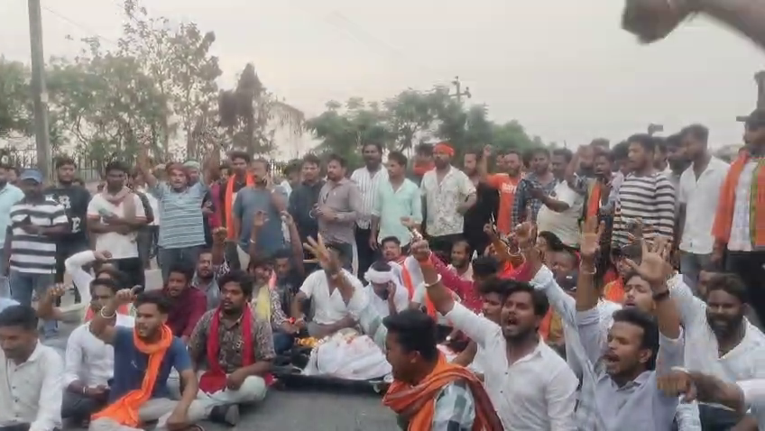 otvkhabar's tweet image. #୫_ଘଣ୍ଟା_ହେଲା_NH_୧୬_ଠପ୍‌
-ବାଲେଶ୍ୱର ଖନ୍ତାପଡ଼ା ଥାନା ଆଗରେ ୧୬ ନଂ ଜାତୀୟ ରାଜପଥ ଅବରୋଧ
-୫ ଘଣ୍ଟା ହେଲା ଜାତୀୟ ରାଜପଥ ଅବରୋଧ; ଗାଡ଼ି ଚଳାଚଳ ଠପ୍
-ଗୋ-ରକ୍ଷକଙ୍କୁ ହତ୍ୟା କରାଯାଇଥିବା ପ୍ରତିବାଦରେ ରାସ୍ତାରୋକ
-ସ୍ଥାନୀୟ ଯୁବକ ଓ ବଜରଙ୍ଗ ଦଳ ପକ୍ଷରୁ ଜାତୀୟ ରାଜପଥ ଅବରୋଧ
#Balasore #Khantapada #BajrangDal #CowVigilante