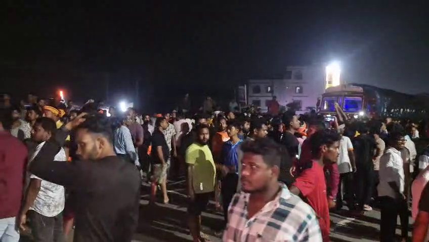 otvkhabar's tweet image. #୫_ଘଣ୍ଟା_ହେଲା_NH_୧୬_ଠପ୍‌
-ବାଲେଶ୍ୱର ଖନ୍ତାପଡ଼ା ଥାନା ଆଗରେ ୧୬ ନଂ ଜାତୀୟ ରାଜପଥ ଅବରୋଧ
-୫ ଘଣ୍ଟା ହେଲା ଜାତୀୟ ରାଜପଥ ଅବରୋଧ; ଗାଡ଼ି ଚଳାଚଳ ଠପ୍
-ଗୋ-ରକ୍ଷକଙ୍କୁ ହତ୍ୟା କରାଯାଇଥିବା ପ୍ରତିବାଦରେ ରାସ୍ତାରୋକ
-ସ୍ଥାନୀୟ ଯୁବକ ଓ ବଜରଙ୍ଗ ଦଳ ପକ୍ଷରୁ ଜାତୀୟ ରାଜପଥ ଅବରୋଧ
#Balasore #Khantapada #BajrangDal #CowVigilante