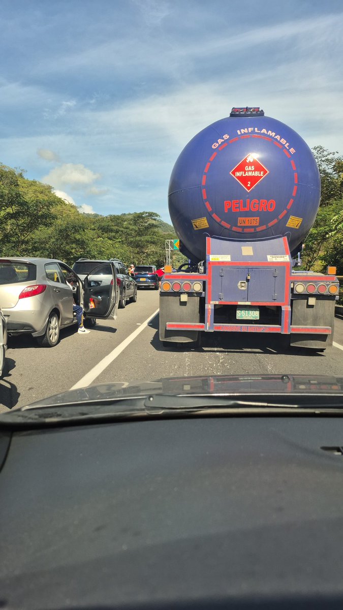 ejavierfallac's tweet photo. @UltimaHoraBLU @BluRadio_Co a la hora pasando Ibague vía al alto de la Línea. @NestorMoralesC https://t.co/Y5nyyKwCH2
