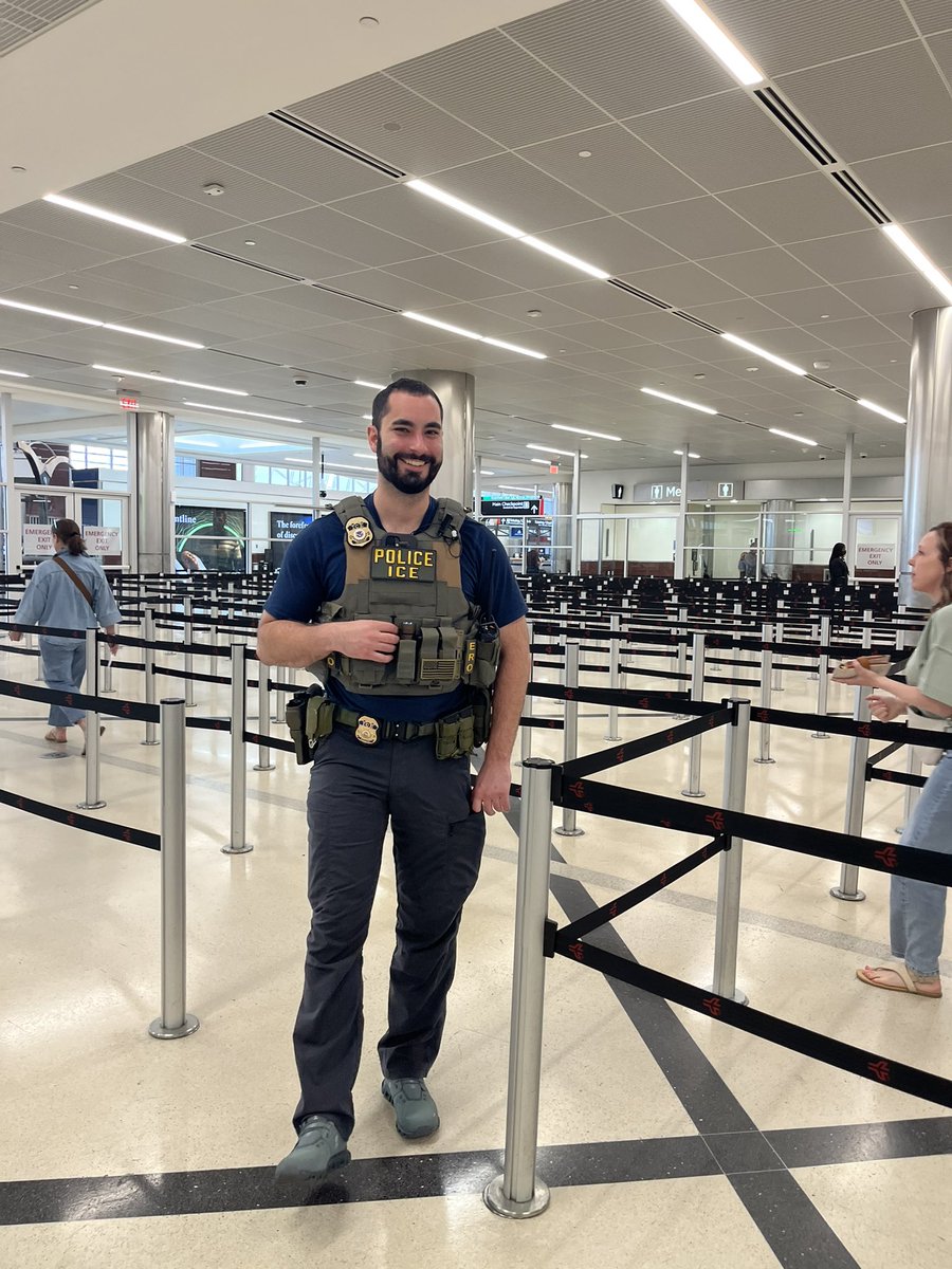 IvaniGreppi's tweet photo. Thanks to TSA and ICE agents at @HartsfieldATL 
@DHSgov for your service, dedication and professionalism. This was my experience at security screening in ATL❤️God bless America 🇺🇸 https://t.co/PDNdEkiYkx