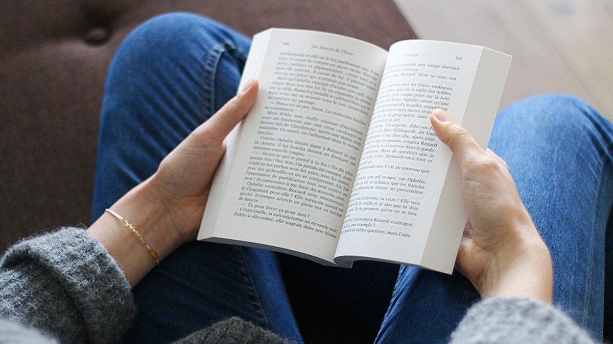 #MichelSerres disait que pour rester jeune « il faut lire tous les jours, parce que le vrai secret de la jouvence est dans la tête ». Il avait raison.
Chaque page que nous lisons augmente l’activation de certaines zones de notre #cerveau. Le gyrus angulaire gauche et le gyrus