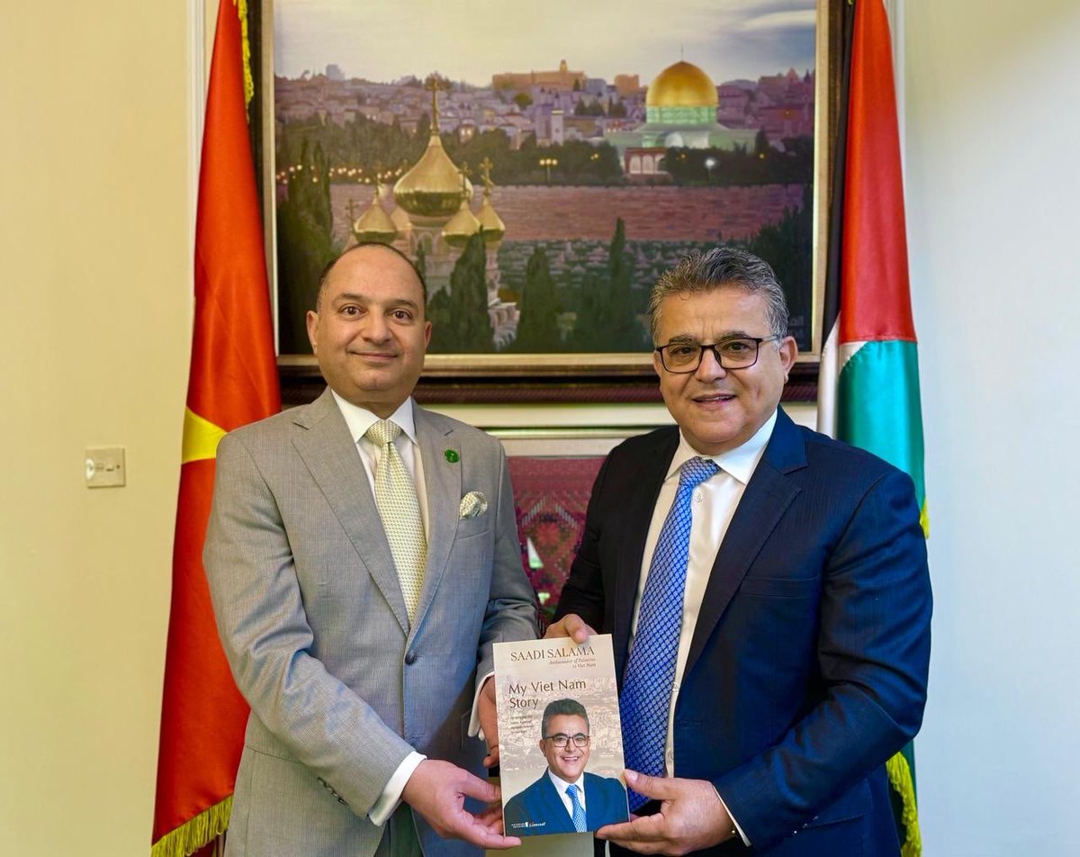 ksaembassyvn's tweet image. #Hà Nội | Nhân dịp bắt đầu nhiệm kỳ công tác, Ngài Đại sứ Thamer Algosaibi đã tới chào xã giao Ngài Saadi Salama, Đại sứ Nhà nước Palestine, Trưởng Đoàn ngoại giao tại Việt Nam. Tại cuộc gặp, Ngài Đại sứ được tìm hiểu về sự nghiệp lâu dài và thành công