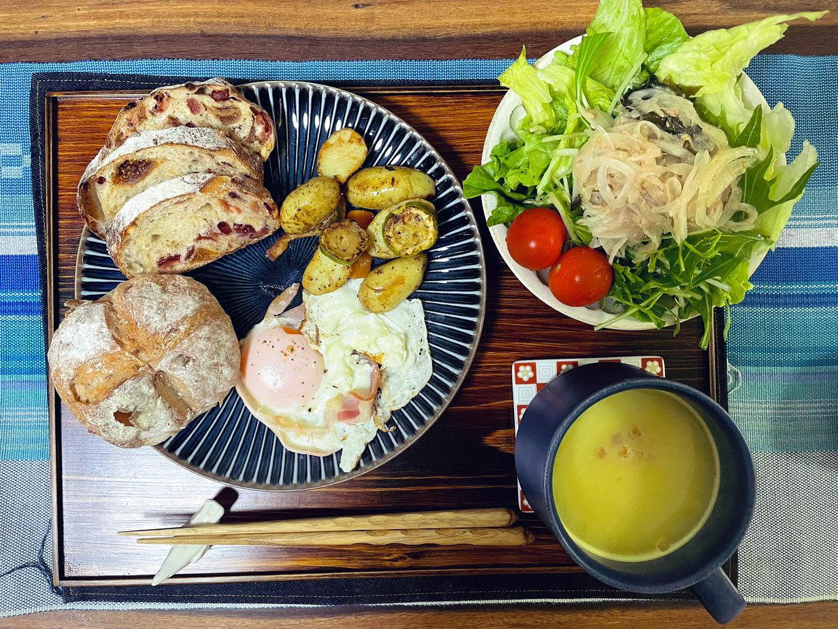 Tomo_Mrk3B01's tweet image. Today’s #dinner looks really simple! That means I didn’t have enough energy left for cooking rice and new dishes, and my stomach appealed me by growling for food😂
Okay. Then, let’s dip the bread into the yolk, and eat!
#cookingathome 
#おうちごはん 
#twinglish 
#Twitter家庭料理