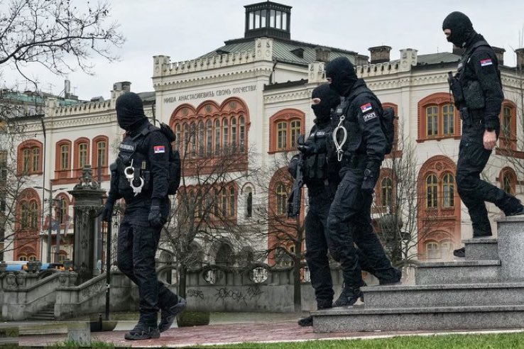 RodoljubSabic's tweet photo. Sa jedne strane prelepo zdanje koje je kapetan Miša zaveštao otečestvu u kom je rektorat univerziteta u Beogradu već 120 godina a sa druge maskirani ljudi u crnom. 
Verna slika odnosa aktuelne vlasti prema univerzitetu. https://t.co/htGuGthHG2