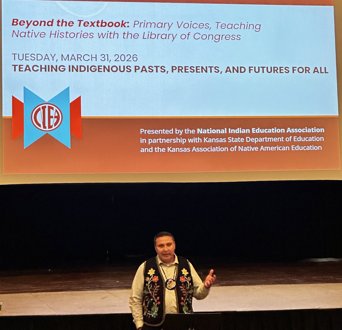 KSDEtchrleaders's tweet photo. Starting off a great day of great learning at the @TeachingLC Beyond the Textbook: Primary Voices, Teaching Native Histories with @PBPNation Council Member Raphael Wahwassuck leading our first discussion. @WereNIEA @HaskellU #KSHGSS @NHTOYMc @AlexRedCorn @ksdehq https://t.co/F8Jm0gLCH4