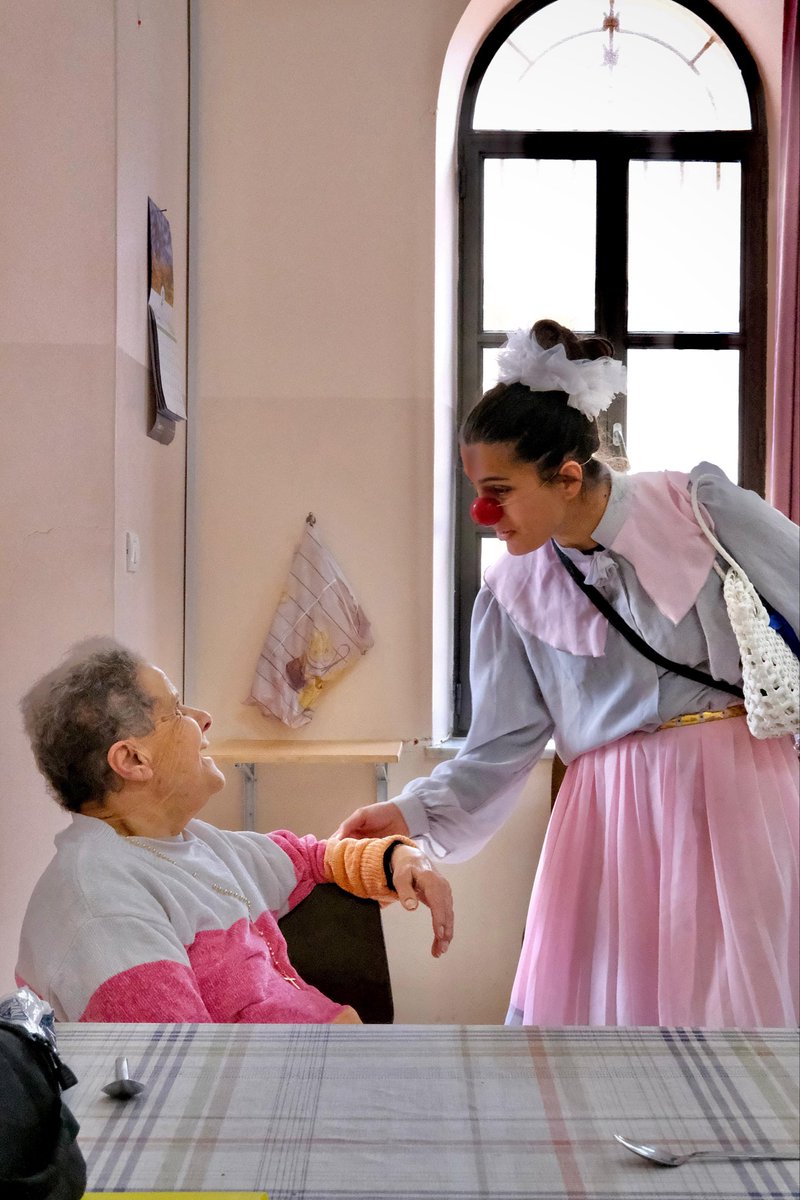 RednosesPS's tweet photo. 🔴 زار المهرجون الطبيون الجمعية الأنطونية الخيرية البتلحمية في بيت لحم، حيث شارك المهرجون الطبيون سوسن وسنان ا لحظات مليئة بالدفء والفرح مع كبار السن المقيمين هناك، وصنعوا معهم ذكريات جميلة لا تُنسى.

💌 كل الشكر للمصور دانييل سانتورو على توثيق هذه اللحظات الرائعة بعدسته.
@Drosos https://t.co/SZZHVc2xZ9
