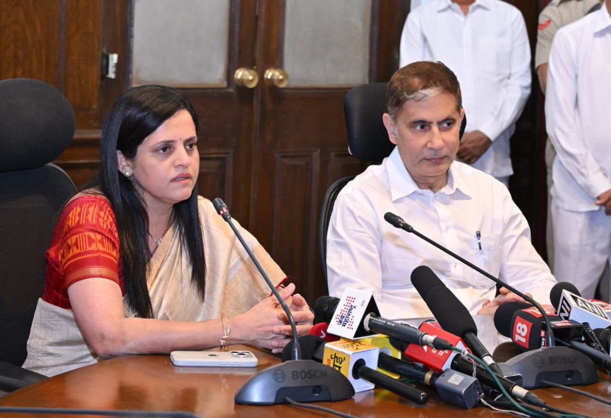 ddsahyadrinews's tweet image. मुंबई महानगरपालिकेच्या आयुक्त पदाचा पदभार अश्विनी भिडे यांनी आज भूषण गगराणी यांच्याकडून स्वीकारला.    

#Mumbai #BMC #MunicipalCorporation #AshwiniBhide 
@mybmc