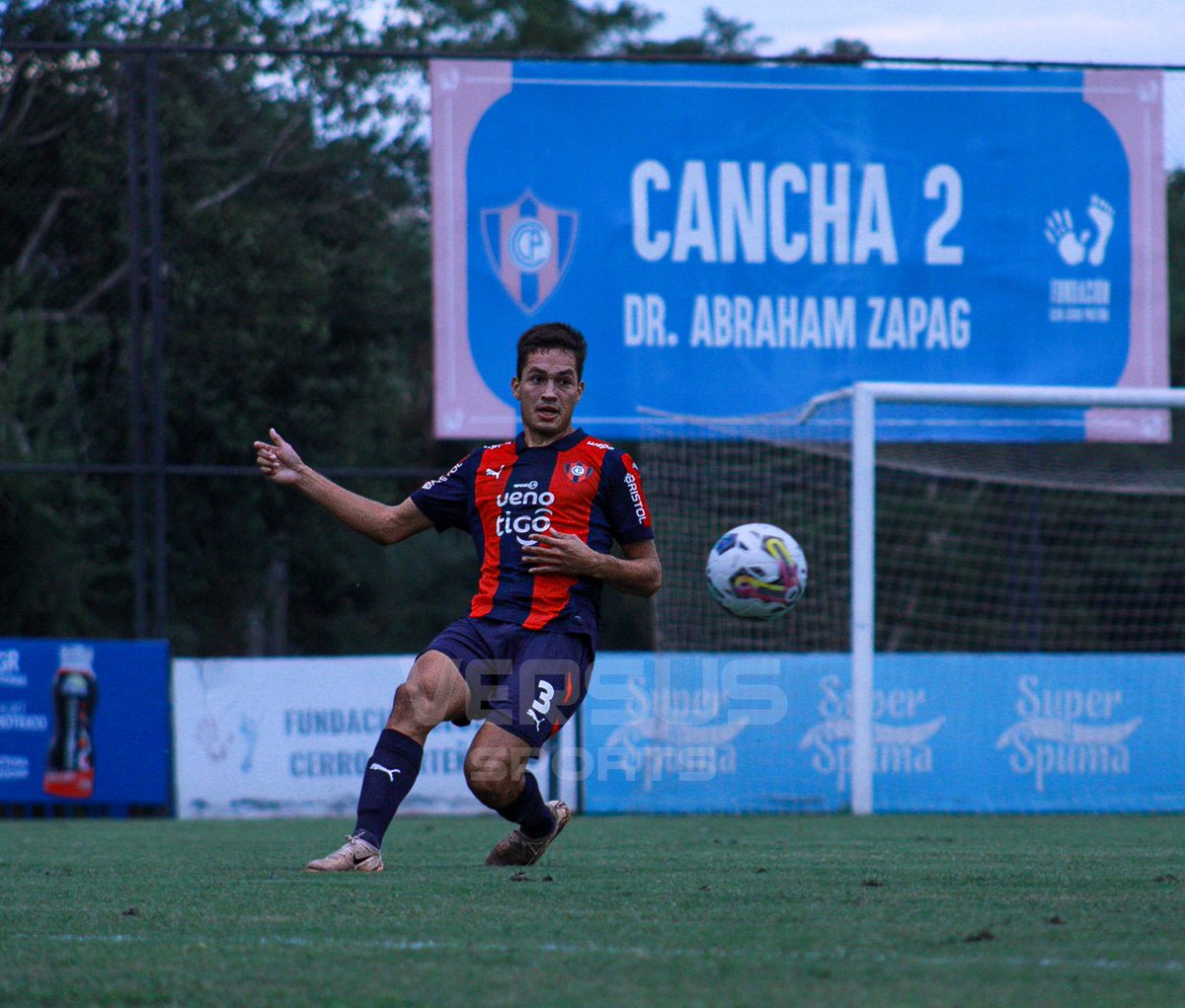 cuevasmati_'s tweet photo. Primera Convocatoria para Víctor Sánchez en Cerro Porteño, Zaguero Central de la Categoría Reserva, 22 años.

En sus virtudes resalta la capacidad de ir bien a los cortes y cubrir con solvencia la posición derecha a la subida del lateral. https://t.co/6ZSOk5DmUx