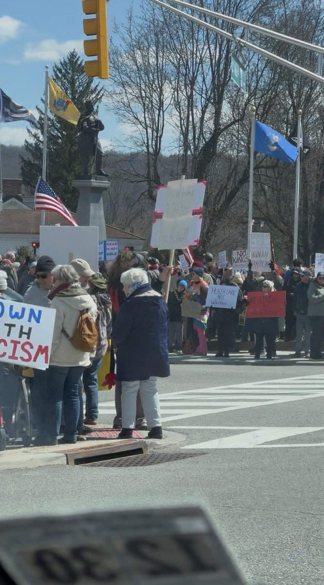 GPN_Gaming's tweet image. She’s right jessikuh…..MMkay. Take a look. This is nj. They old and living off the system in #WarrenCounty. They’re so dumb they don’t want welfare when most of them are on it and they’re NOT handicapped. 🤪🙃🤣😭.  Plus they were just standing there. Like they had #LDE and a
