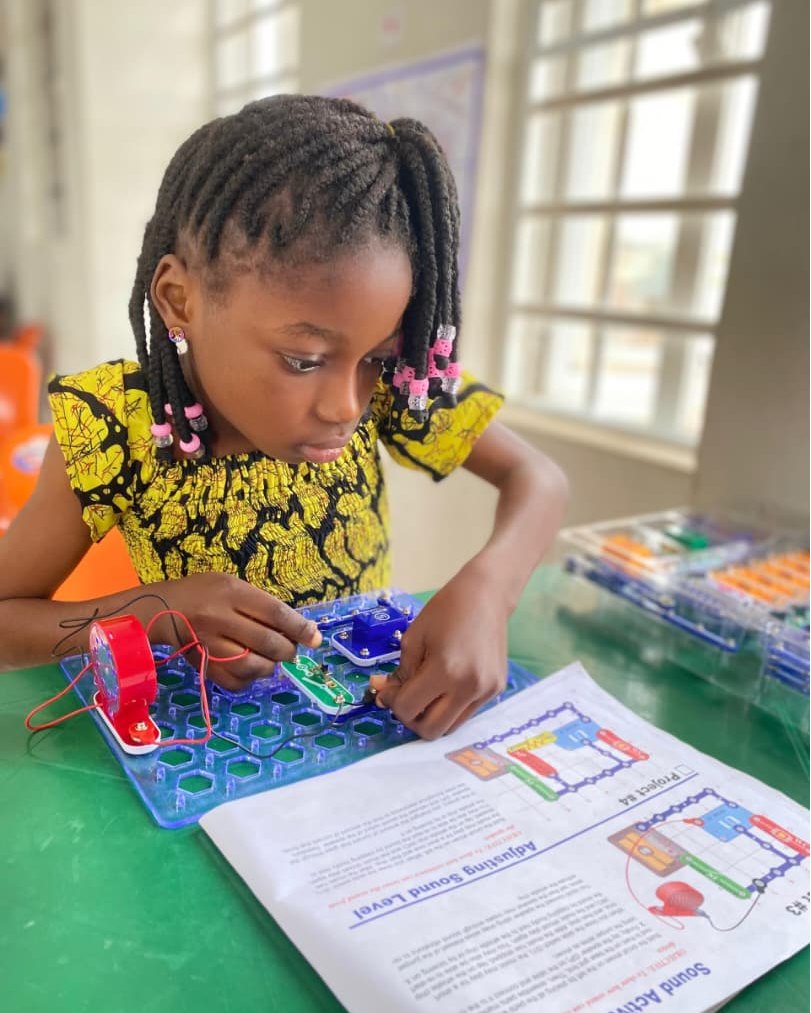 Feast4thenation's tweet photo. From Zero to STEM 🔬✨
In just days, Christianah went from zero exposure to building projects and dreaming big. But without continued access to tools, that spark could fade.
Help us sustain the momentum for more Dreamers like her. 💛
Sponsor a dream: 📞 +2348030442289
#FFTN https://t.co/JG4Oi18lAq