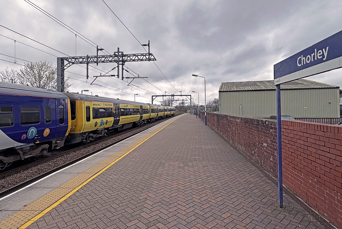 NowtbutaLad's tweet photo. Bit of a split personality for the 14.16 hrs northbound departure from #Chorley this afternoon - half in @BeeNetwork (TfGM - Transport for Greater Manchester) livery and the half other in operator @northernassist. #Lancashire @railnigel @InChorley #Railways https://t.co/nvQIY7M0c6