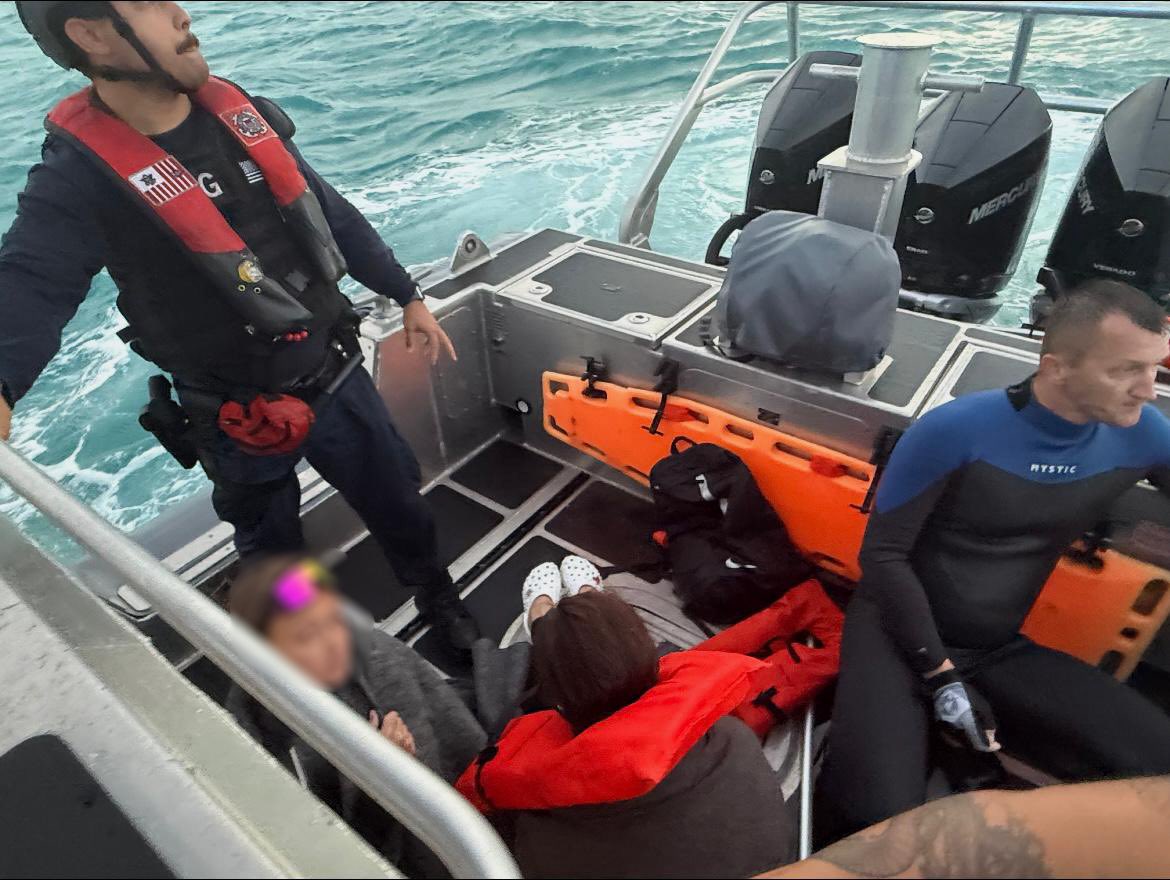 USCGSoutheast's tweet image. A @uscg Station Miami crew &amp;amp; partner agencies responded to a vessel taking on water Sunday, south of Key Biscayne, rescuing 4 people with no injuries reported. Commercial salvage recovered the vessel. Boaters are urged to check the weather before getting underway. #SAR