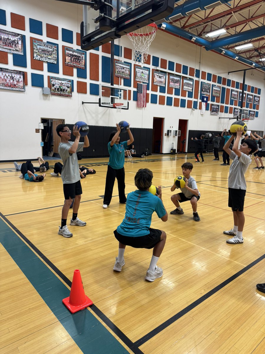 Coach_EMartinez's tweet image. ⚡️Power Hour⚡️ 
Emphasizing fundamentals with our middle school athletes:
✔️ Proper power clean mechanics
✔️ Strong front squat positioning
✔️ Safe, effective movement patterns
Building athletes the right way from the start.📚🏋️🏋️‍♀️💪
#TrustTheProcess #StrengthTraining 
@PHills_HS