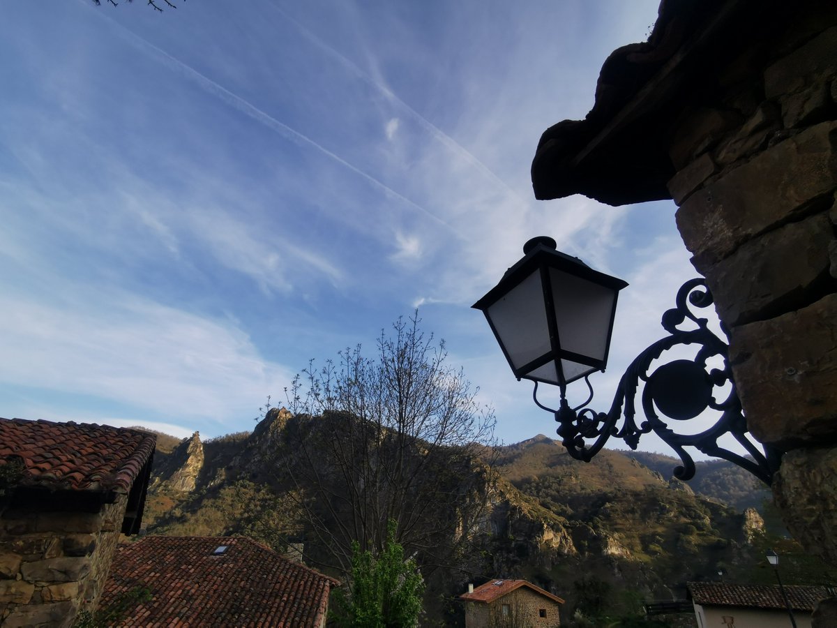 KatySnchez's tweet photo. Panorámica de un pueblo o zona rural con casas de piedra y tejados de teja, destaca un farol #farol #pueblos #tejados #hacerfotos https://t.co/XTfYp29pgA