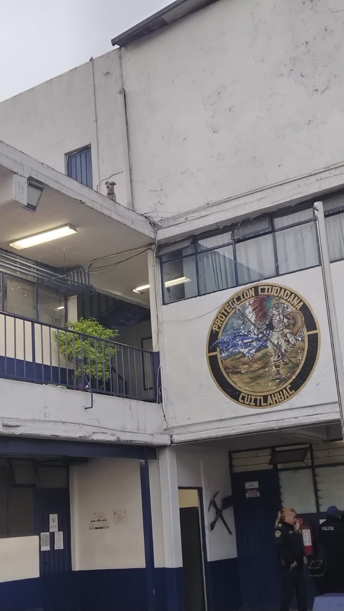 LiveReportmx's tweet photo. ATENCIÓN brigada de vigilancia animal de la @SSC_CDMX @UCS_GCDMX @C5_CDMX hay un perrito en la azotea de las intalaciones de la base del Sector la Raza ubicado en la Calle Castilla Oriente esquina Calle 3 en la Col. del Maestro en la @Alcaldia @AzcapotzalcoMx @REDACAnimal https://t.co/w3Er4m87nF