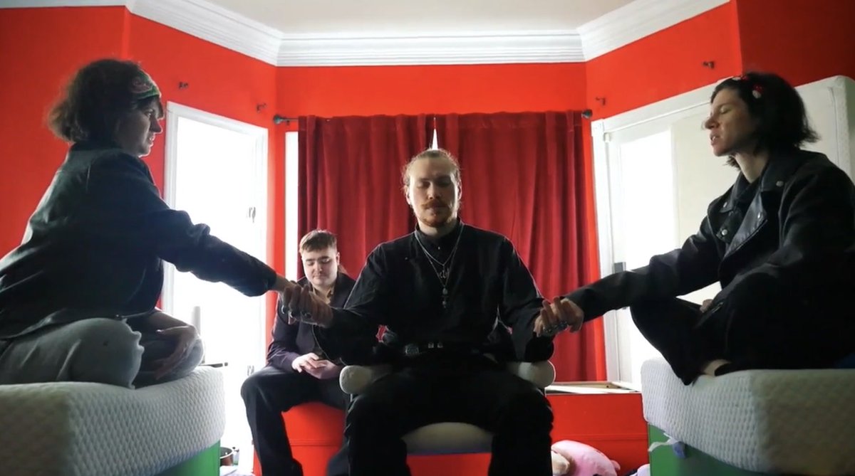 Vertical bar tweet media