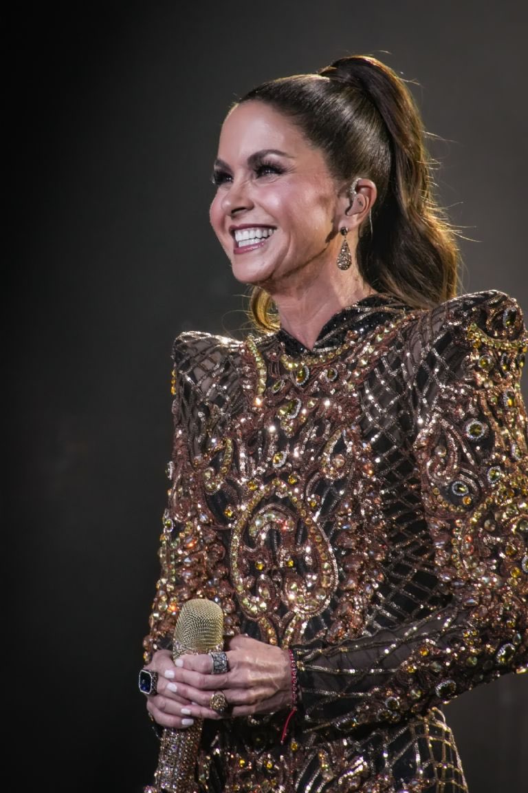 love_hogaza's tweet photo. ¿Sabes que lo que sucedió el 27 de marzo en el Auditorio Nacional no terminó al apagar las luces @LuceroMexico verdad? Eso que sucedió fue el comienzo del show más completo y mágico, ‘Siempre Contigo’ debe y necesita pisar otros escenarios alrededor del mundo ¡YA!, este show debe verse bajo otros cielos, en otras ciudades, en otros países, y miles de corazones merecen experimentar lo fenomenal y desbordada que eres de frente y en vivo porque este show es el más completo, tiene toda tu arte y toda tu vida artística en un resumen que una genia como tú logro conseguir, estás ahora mismo en un punto en donde me da escalofríos y orgullo inmenso pensar en lo GRANDE que eres, eres GRANDIOSA! ✨👏🏼