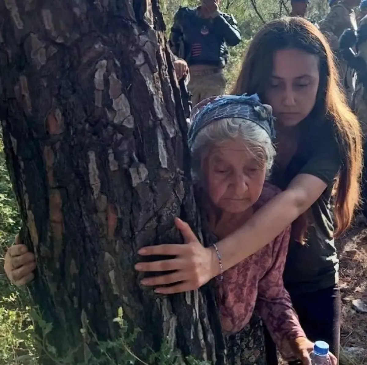 adilumit's tweet photo. "kana kesmiş bir kırık cam" gibi fotoğraf. saçlarına ak düşmüş, uğruna mücadele ettiği toprağın altında bir kadın; sımsıkı bir inançla ağaca sarılmış, duvarların arasında bir kadın.
yaşamı savunmak, yaşamayı savunmak. 
Adları Zehra ve Esra.
#EsraIşıkYalnızDeğildir https://t.co/xRy4tM9gio