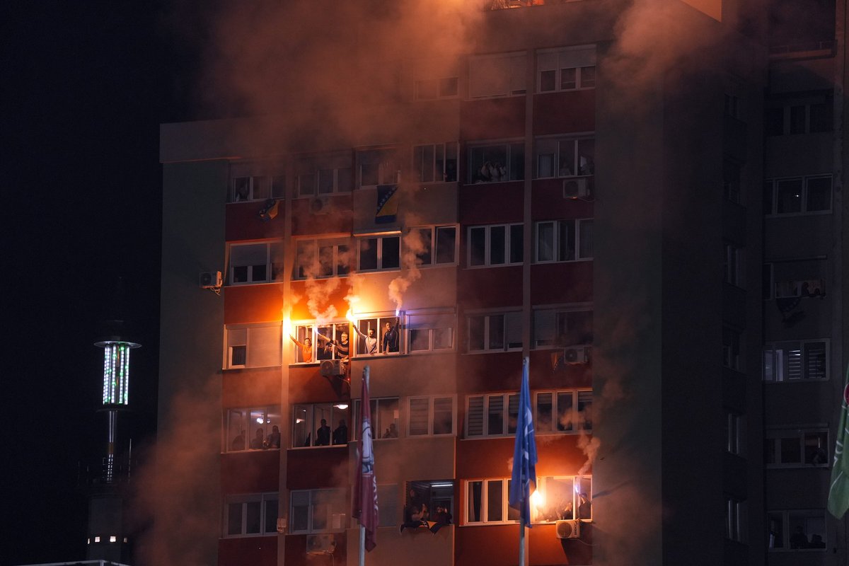 sportklub's tweet image. Dočekan je kako i dolikuje jednoj legendi...

Pogledajte snimke iz Zenice: sportklub.n1info.rs/fudbal/fifa-wo…
 
#djokovic #zenica #novakdjokovic #bih #bosnaihercegovina