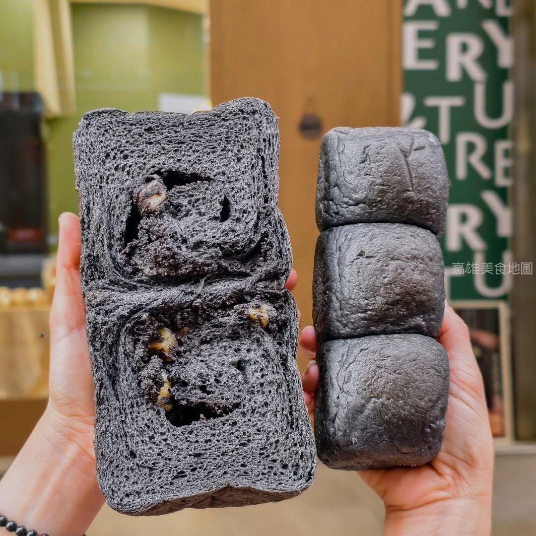 这碗拉面，面条筋道爽口，入口瞬间幸福感满溢，令人心情愉悦。