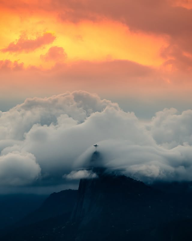earthcurated's tweet photo. breathtaking image of Christ the Redeemer shrouded in clouds. https://t.co/qtPlhonh5R