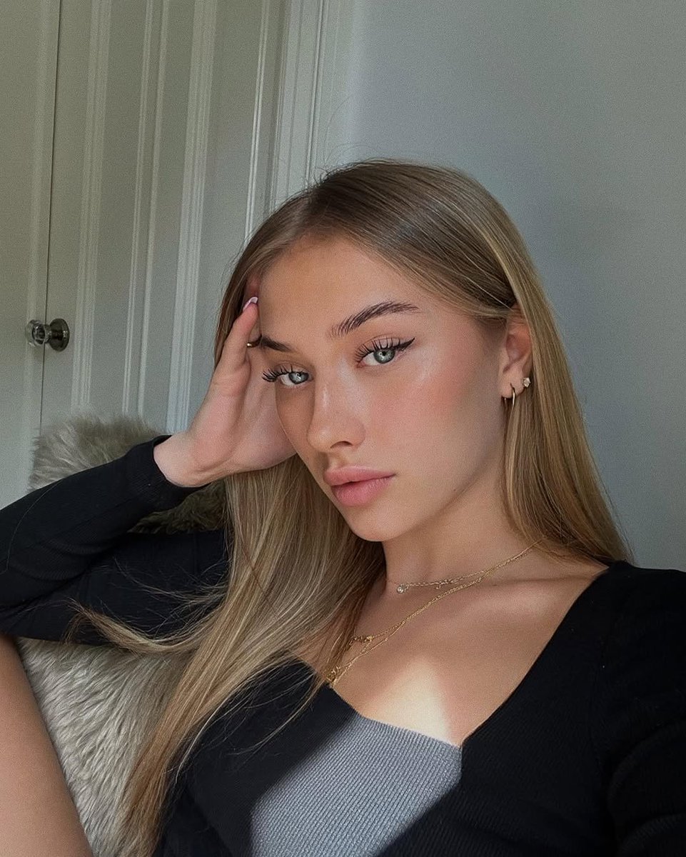 JessicaLacey96's tweet image. If your makeup routine doesn’t give this “I woke up like this” glow, are you even doing it right? 🤌 Winged liner, dewy skin, and the perfect gold stack. Timeless beauty that never misses. #MakeupLook #DewySkin #WingedLiner #BeautyInspo #Jewellery