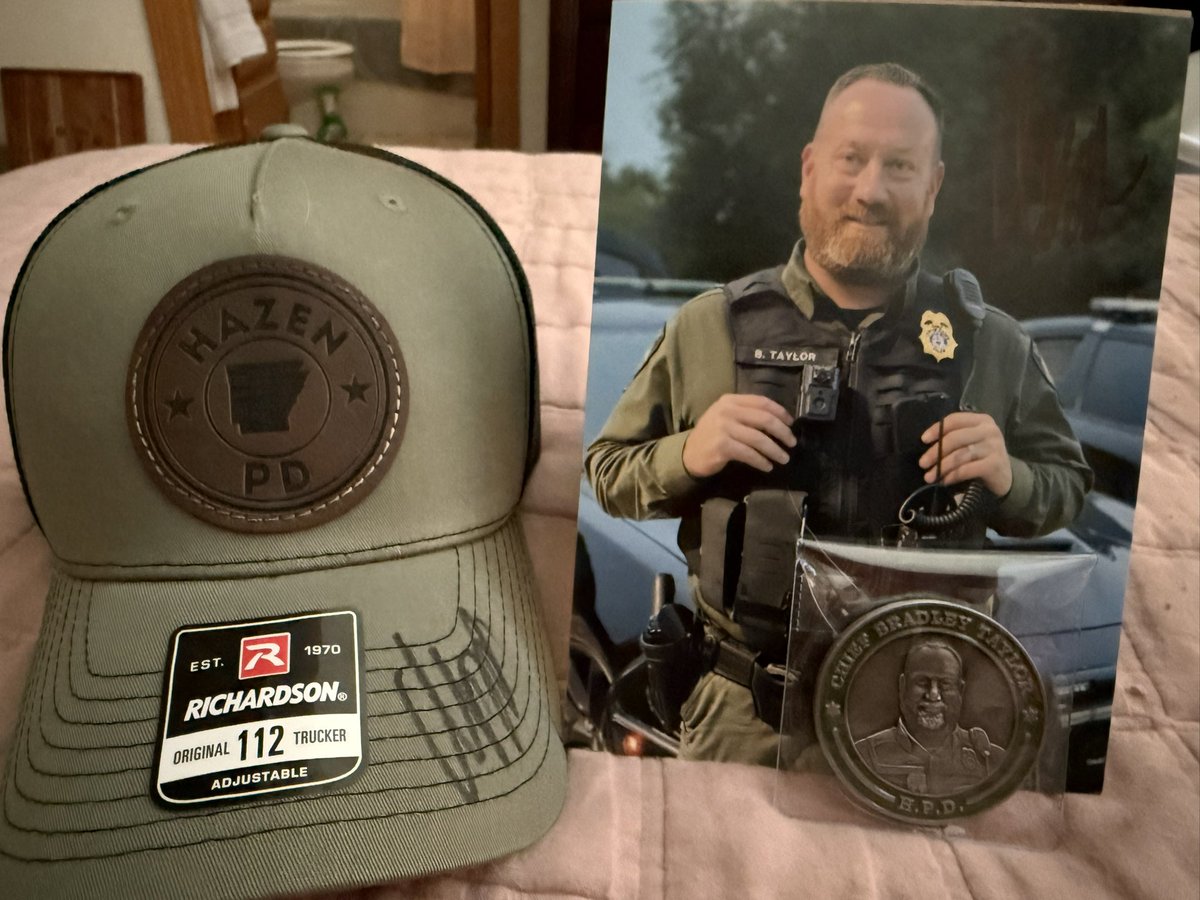 CHDAngelMom's tweet photo. @chiefbtaylor sent me an autographed photo w/ my Challenge Coin!! Told @WeinmannMarc Iβm a little weird about having a framed photo of another man, but thatβs just the way it has to be πππ
#HazenPD #ChiefTaylor
#ChiefBradleyTaylor #OnPatrolLive @OfficialOPLive https://t.co/p4hw9Al6Uv