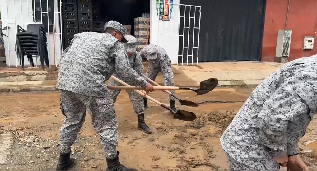 FuerzasMilCol's tweet image. En articulación con las autoridades locales, el @COL_EJERCITO y la @FuerzaAereaCol, apoyaron las labores de remoción de lodo y escombros en las zonas afectadas por las fuertes lluvias presentadas en el municipio de Melgar, #Tolima.
#SiempreATuLado
