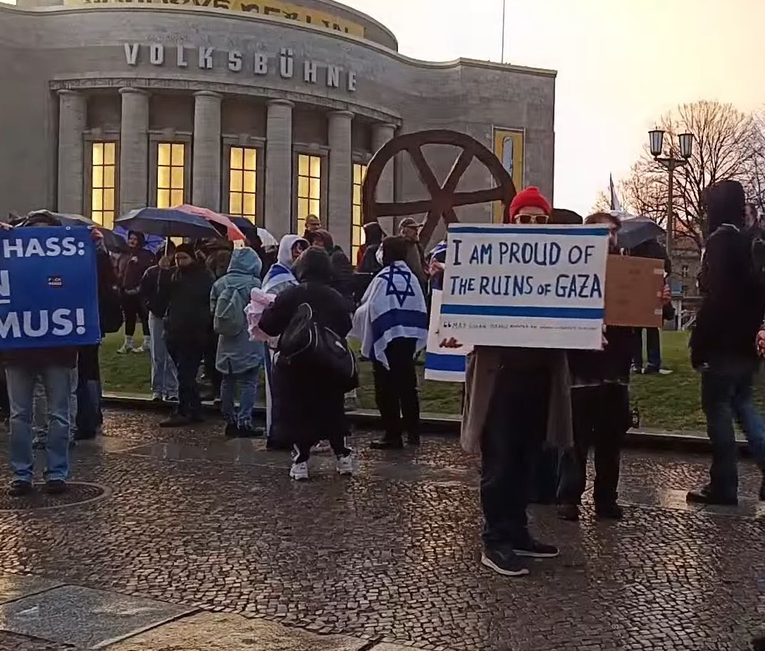 Was wohl los wäre, wenn ein Muslim mit einem Plakat protestieren würde, auf dem „I am proud of the Ruins of Tel Aviv“ steht?