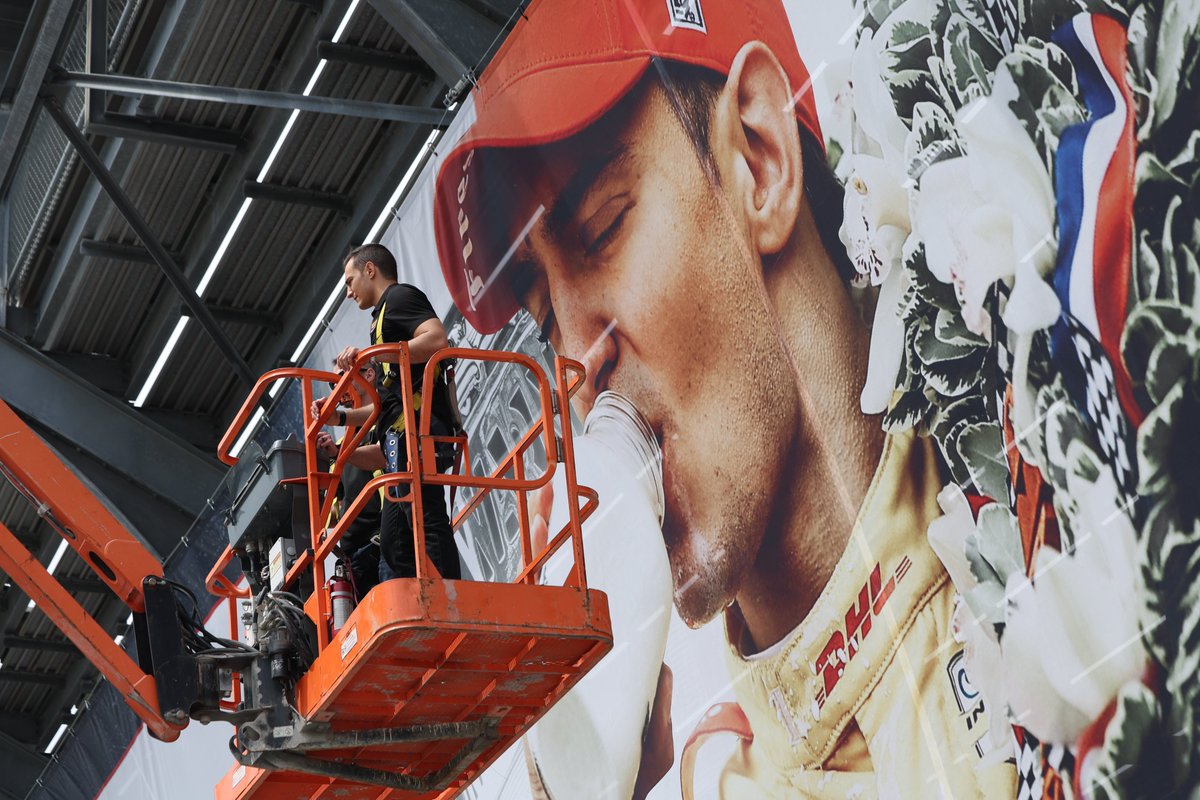 IMS's tweet image. A new #Indy500 banner above Gate 2 and an early birthday celebration for @AlexPalou 🎂

@CGRTeams | #IsItMayYet?