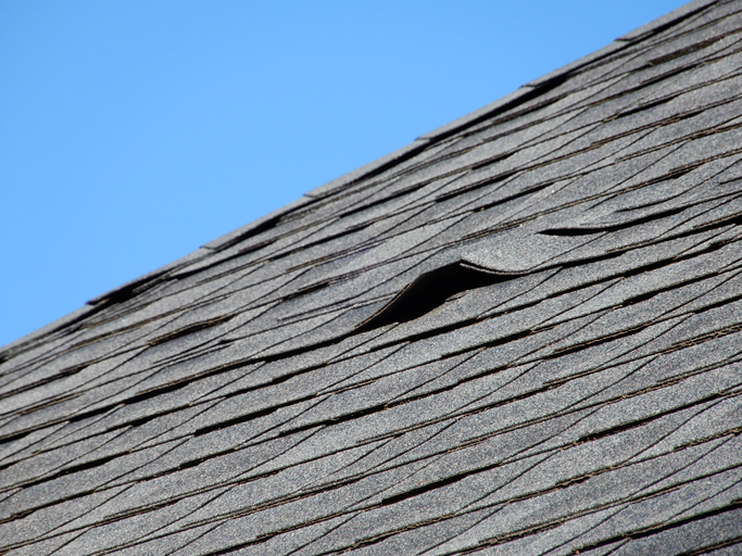 JasonBuilds4U's tweet photo. When shingles begin curling or cracking, it often signals that the roof is nearing the end of its life cycle. Addressing these warning signs early helps avoid unexpected emergencies. https://t.co/7ELw9rTfi4