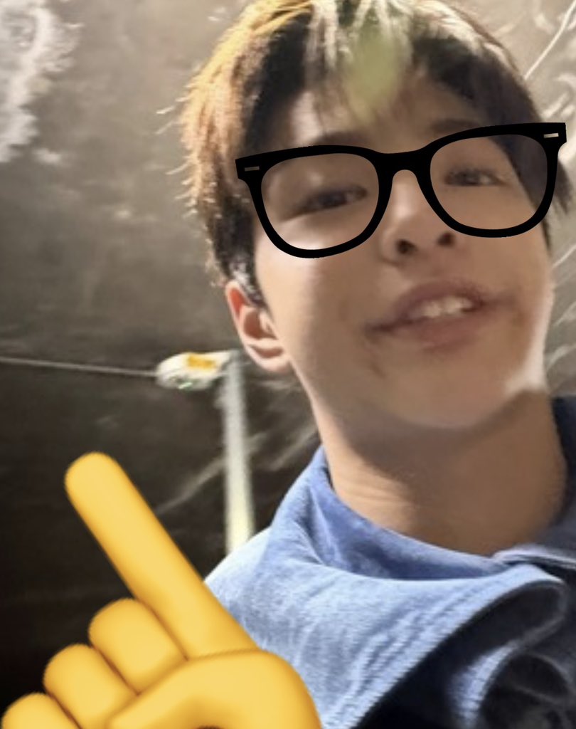 cortis xmas tree tweet media