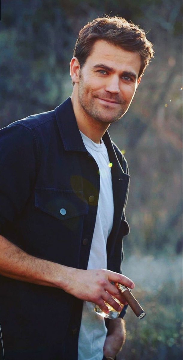 Happy Tuesday!! I hope you guys are having a great start to the new week! For some, it will be a short one 🙌🏻🙌🏻 My Friday starts tomorrow cause I took an extra day off -So I’m super excited to finish up the workweek!! 😂 Ya’ll have a great day!! #PaulPic #PaulWesley #PWCSquad