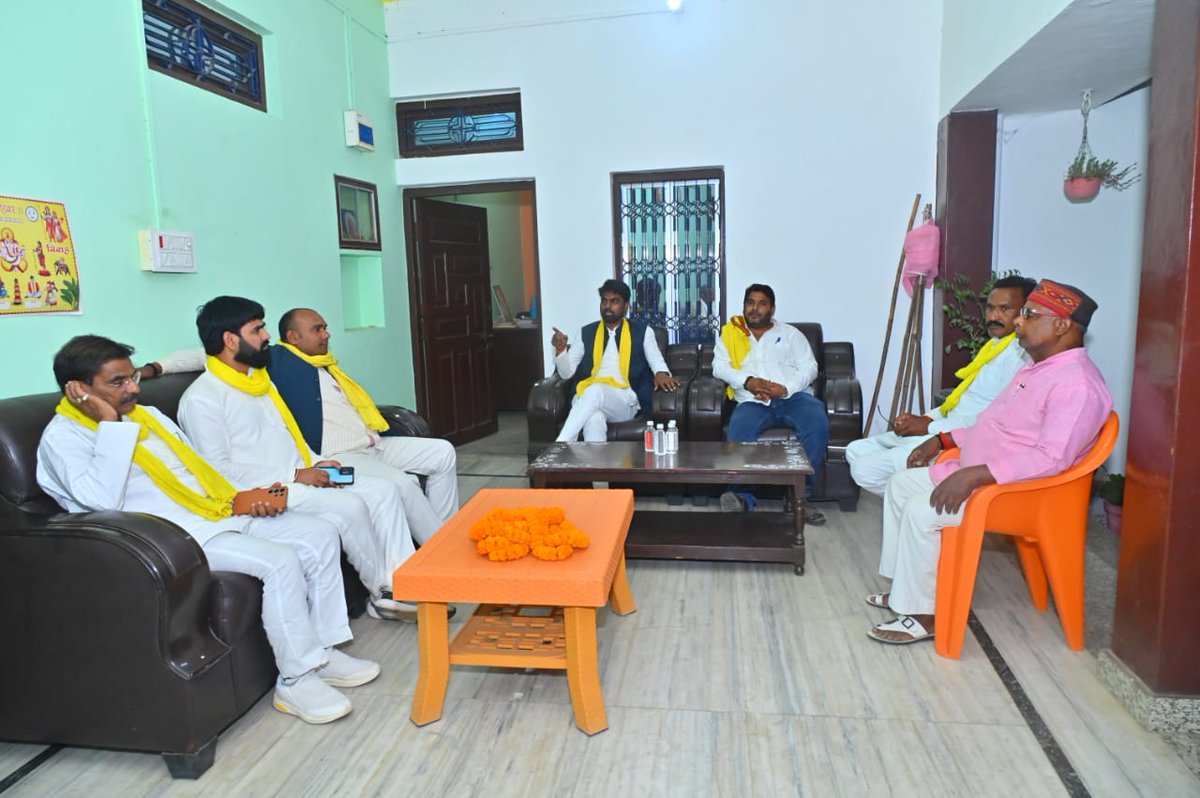 सुहेलदेव भारतीय समाज पार्टी के राष्ट्रीय मुख्य प्रवक्ता श्री अरुण राजभर जी ने जनपद आजमगढ़ के ग्राम देऊरपुर में श्री निर्भय सिंह जी के आवास पर पहुंचकर उपस्थित लोगों से आत्मीय मुलाकात की।

इस दौरान उन्होंने क्षेत्रवासियों से संवाद कर उनकी समस्याओं को सुना तथा जनहित के मुद्दों पर