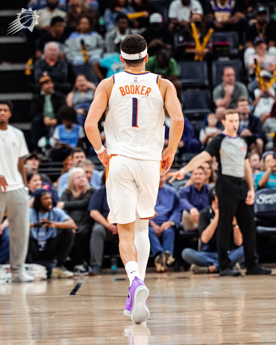 Suns's tweet photo. Devin Booker last night:

Most points (36) in a game with 0 FTA in the entire NBA this season 📚 https://t.co/KXGw3Gunqh