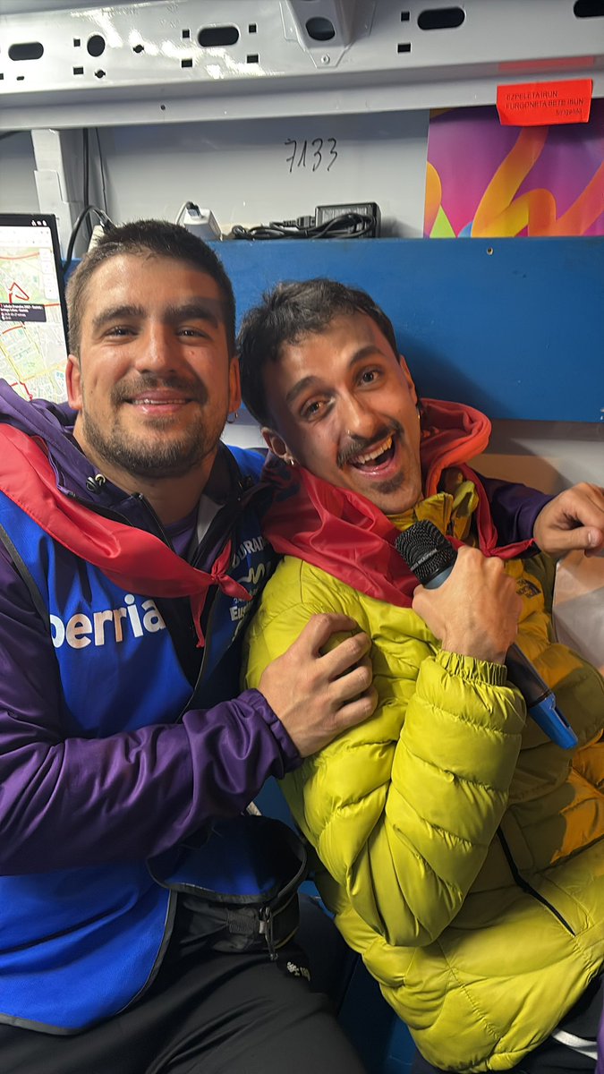 Nire babes guztia #24KORRIKA ren mezu egile zoro zoragarriei! Opari bat egin diozue Euskal Herriari, euskarari!
Eta jakina, nire babes eta miresmen guztia nire lagun Oierri; gorputza jarri duzue euskaragatik eta hori ez dugu inoiz ahaztuko
Euskara gara eta izango gara🧡
GORA ZUEK