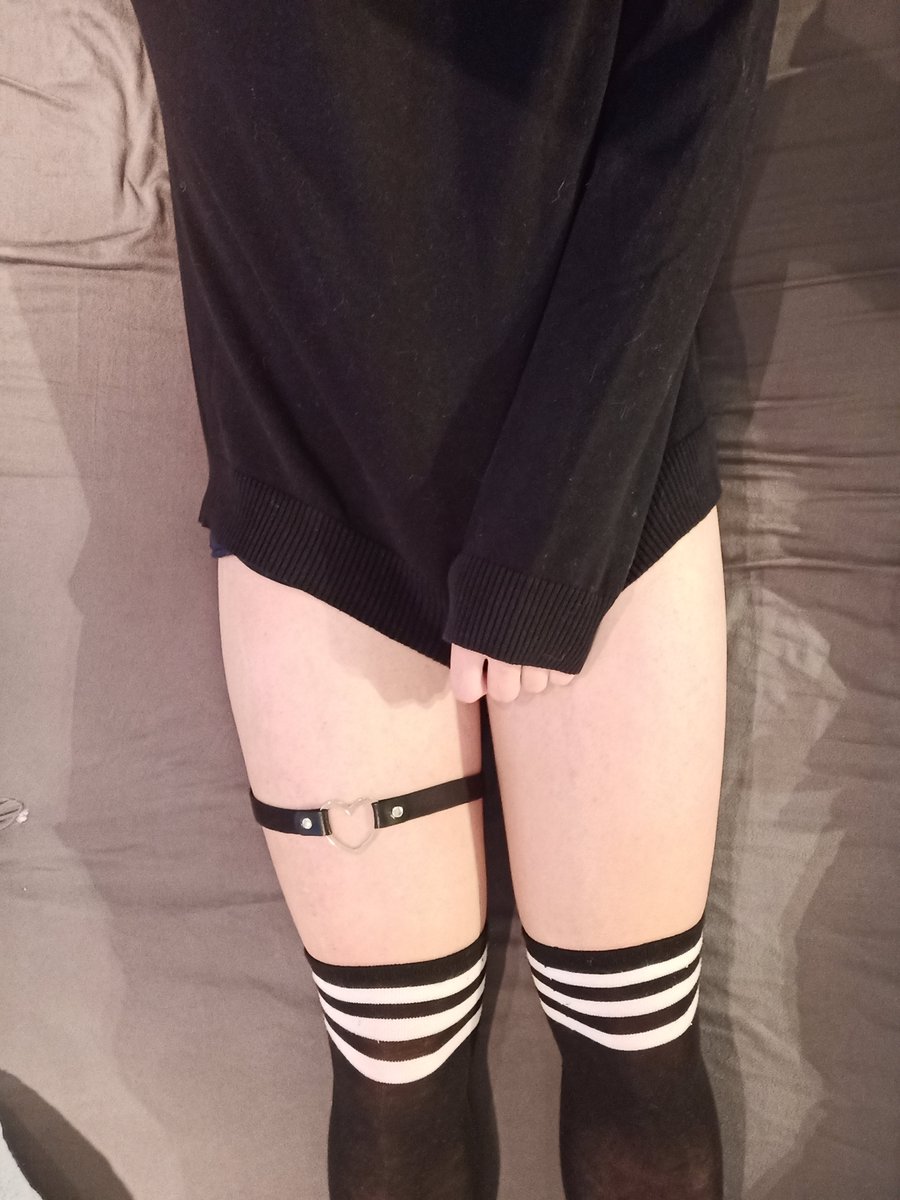 TomatoMoomer's tweet photo. Thighs look like this https://t.co/hV3UiyG31W