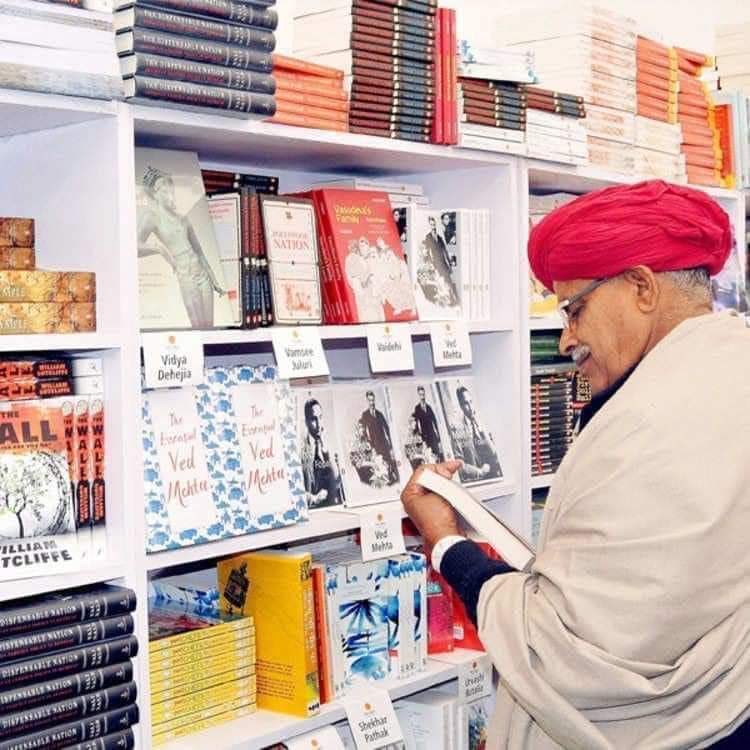 RajviAbhimanyu's tweet photo. इतिहास में ऐसे कई मौके रहे, जहां किसी व्यक्ति के नेतृत्व और संघर्ष ने बड़े जनसमुदाय की दशा व दिशा बदल दी। 
भारत की आज़ादी के आंदोलन को देखता हूँ तो महात्मा गांधी, नेताजी बोस जैसे नायक इस श्रेणी में नज़र आते हैं।
मेरी नज़र में कर्नल किरोड़ी सिंह बैंसला भी इसी दर्जे की शख्सियत रहे।

गुर्जर समाज के कितने ही ऐसे युवाओं से मिला हूँ, जो आज बेहतरीन इंस्टीट्यूशंस में पढ़ाई कर रहे हैं, बड़े पदों पर नौकरी कर रहे हैं। यह कर्नल साहब के संघर्ष और सोच के कारण संभव हुआ।
एक व्यक्ति का जीवन कितनी ज़िंदगियों को बदल सकता है, उसके बेहतरीन एग्जांपल - कर्नल बैंसला।
आज चौथी पुण्यतिथि पर कोटि - कोटि नमन।
@VijaySBainsla