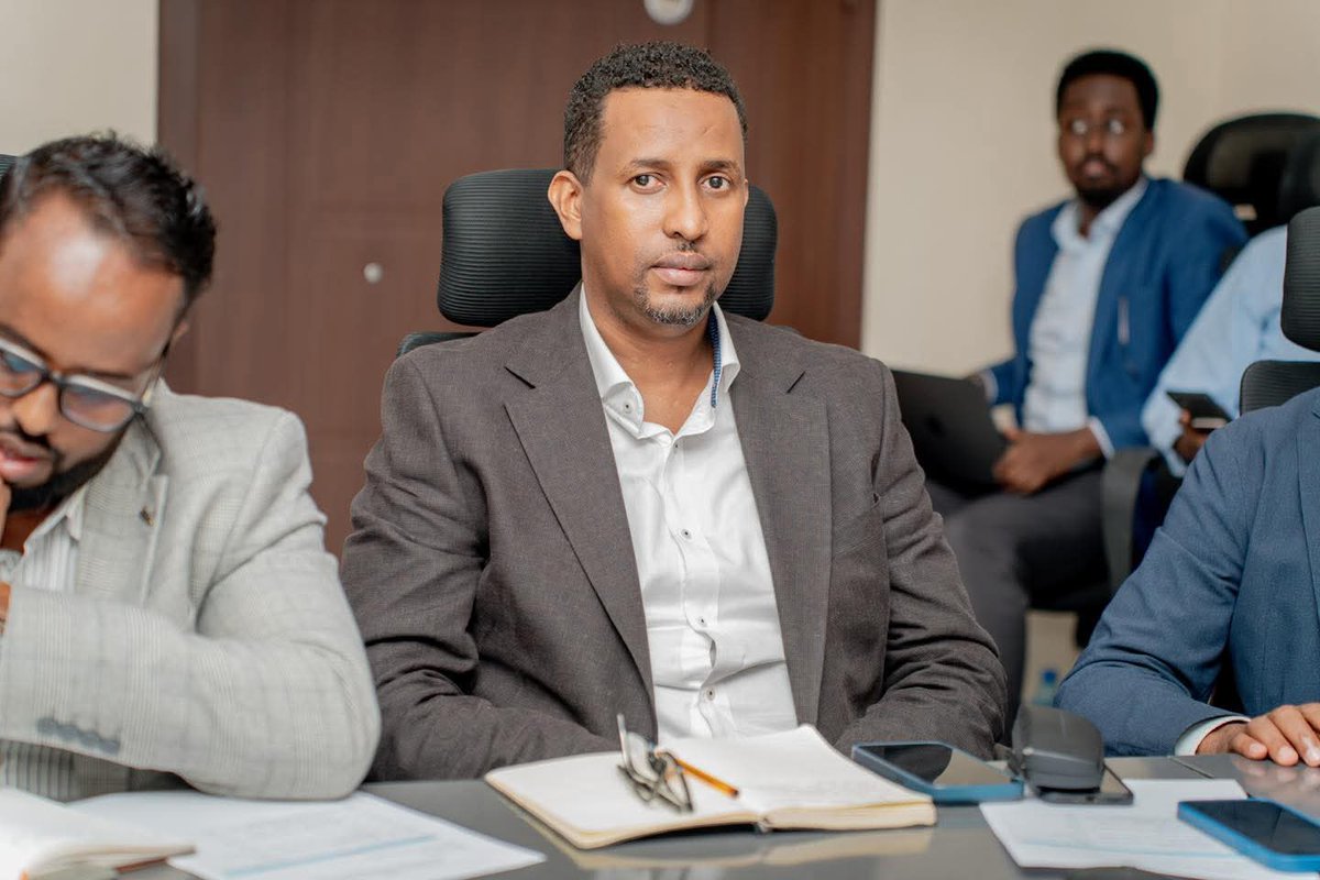 SoDMA_Somalia's tweet photo. The first Joint Steering Committee meeting for the Food Security Crisis Preparedness Plan (FSCPP) was held at SoDMA headquarters, co-chaired by @KamalGutale, Permanent Secretary of the Office of the Prime Minister, and Commissioner @MahamuudMoallim, bringing together key government leaders and international partners.

Participants included UN Deputy Special Representative @GConway_UN, agencies such as @WFPSomalia, @OCHASom, @unicefsomalia and @FAOSomalia, the World Bank, NGO representatives, and federal ministries, highlighting a broad, coordinated approach.

Discussions focused on fast-tracking the first phase of FSCPP to tackle worsening drought and food insecurity, while reviewing pledged support and the need to accelerate delivery of aid.

The meeting underscored the importance of strong coordination and prioritizing the most affected communities, with Commissioner @MahamuudMoallim calling for scaled-up response efforts to support those in urgent need.
@WorldBankGroup
@WorldBankAfrica
#DroughtResponse
#SoDMA