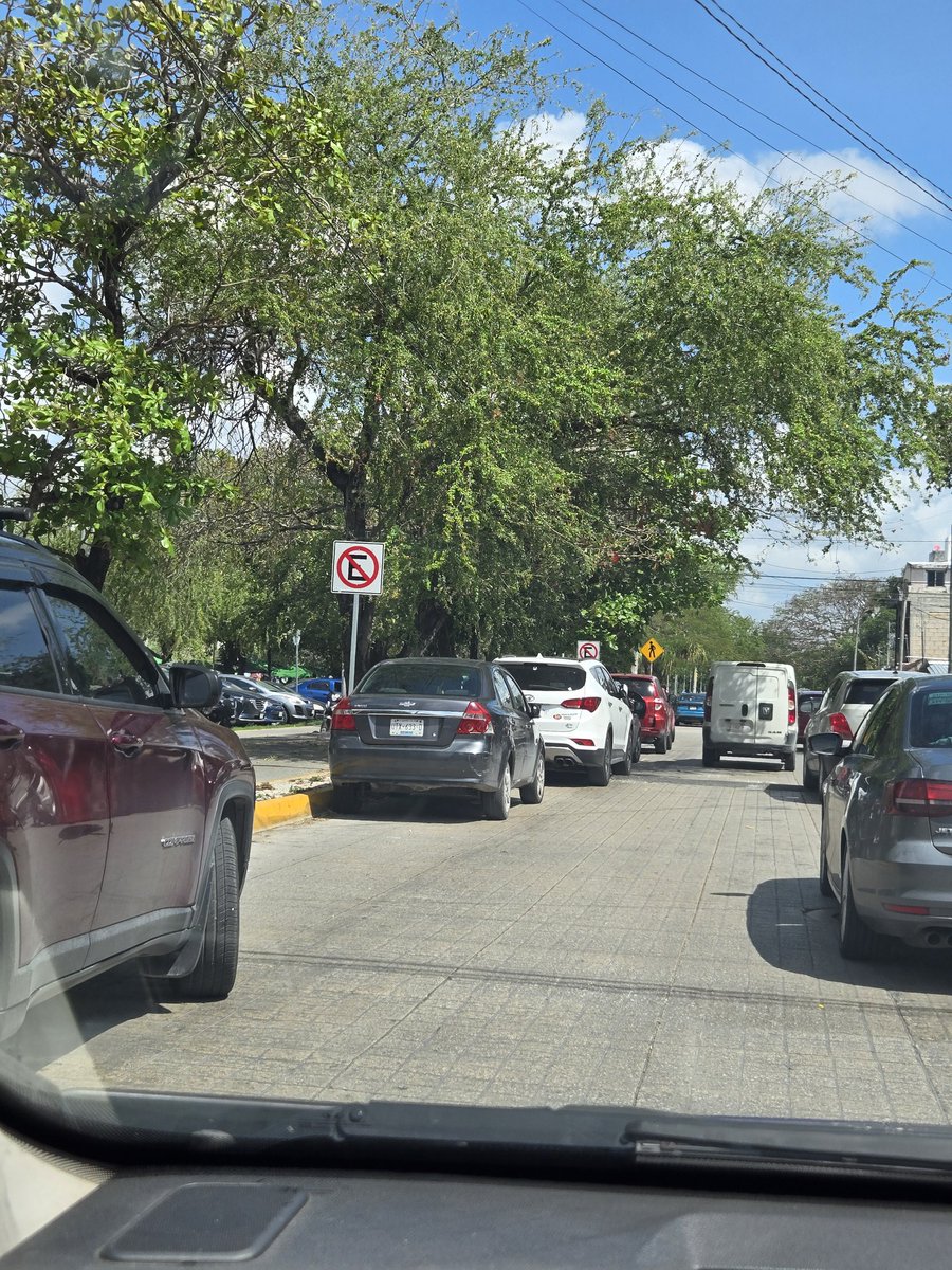 MarioBrindis's tweet photo. @TransitoBJ montón de carros mal estacionados en el tianguis de la 95 (domo 95 cfe) https://t.co/BnGy8Rx7u2