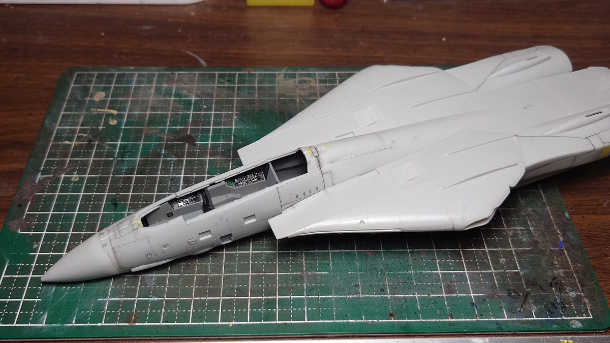 #ハセガワ
#1/72
#トムキャット
#大西洋空母航空団

子供の進学の準備に
時間を取られてましたが

ようやく少し落ち着いたので
やっと再開です🎵

隙間には
プラ板を挟めてます

先端の段差が酷いので
なるべく段差を無くす様に…
調整中です💦

最近は原油の関係で
溶剤が
入手困難になってるのが