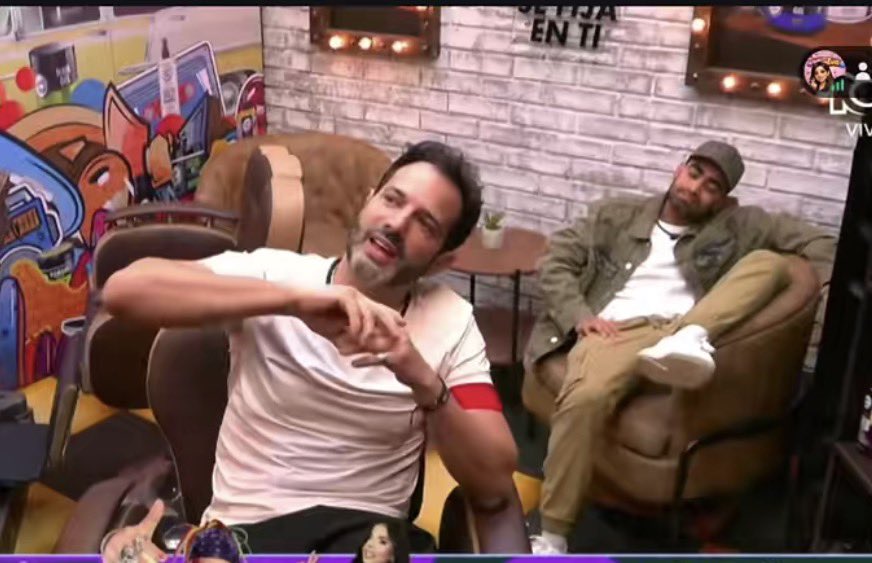 El Fan número 1 de Alejandro es Eucerin. Y ahí siempre estarás, detrás de él bobo payaso 
#LaCasaDeLosFamososCol3