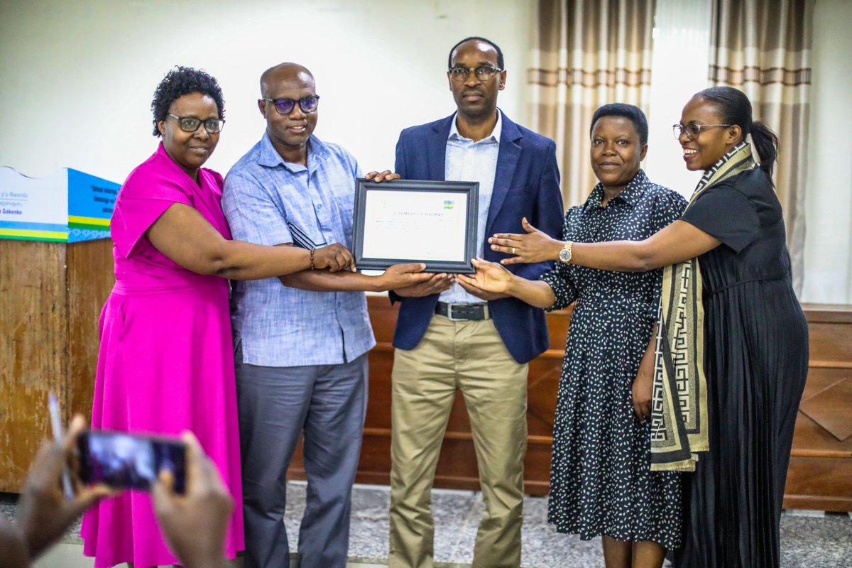 GakenkeDistrict's tweet photo. @gahundemaurice @muka_vestine @RwandaLocalGov @UwamahoroThere1 @AimeNiyonsenga @ASebarinda @RwandaNorth Nyuma y'uyu muhango, Abajyanama mu Nama Njyanama y'akarere, bashyikirije icyemezo cy'ishimwe, MBAGA Daniel wasimbuwe na Ndagijimana Thadée, bamushimira ubwitange n'umurava yagaragaje mu gihe yamaze ari Umujyanama n'uruhare rwe mu kuzamura iterambere n'imibereho myiza y'abaturage. https://t.co/Z7sAJUrBBw